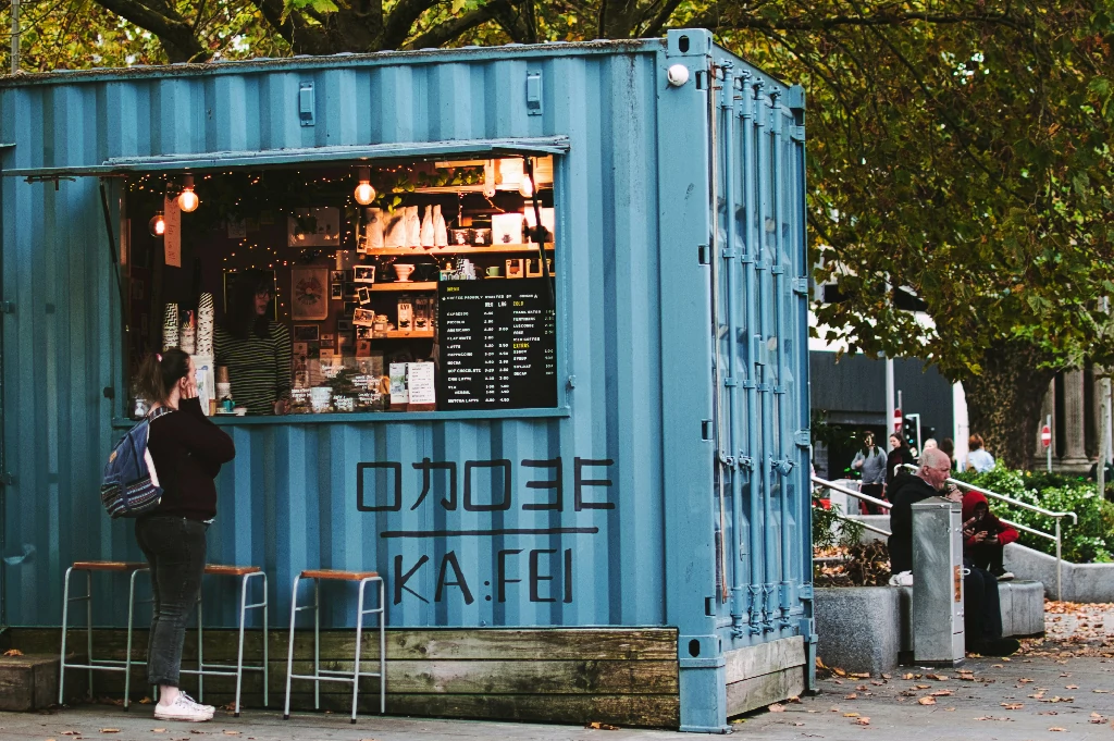 Thiết kế quán cafe container sân vườn hiện đại