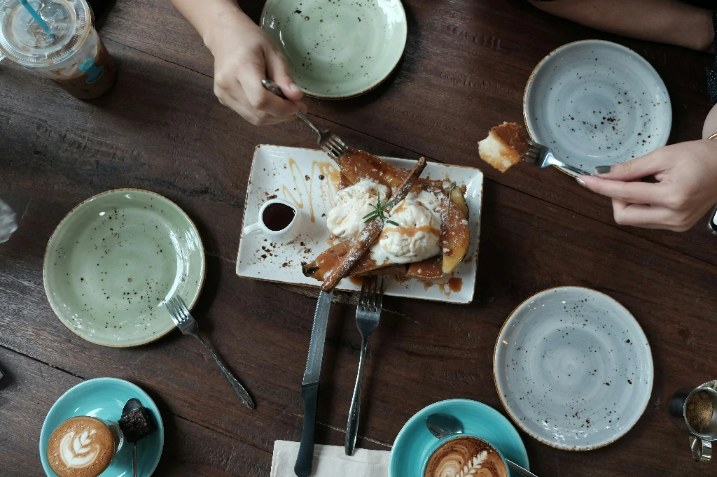 Thi công hoán cải vách kính quán cafe container