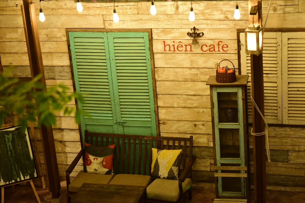Bàn ghế đẹp và hệ thống đèn thả trang trí quán cafe