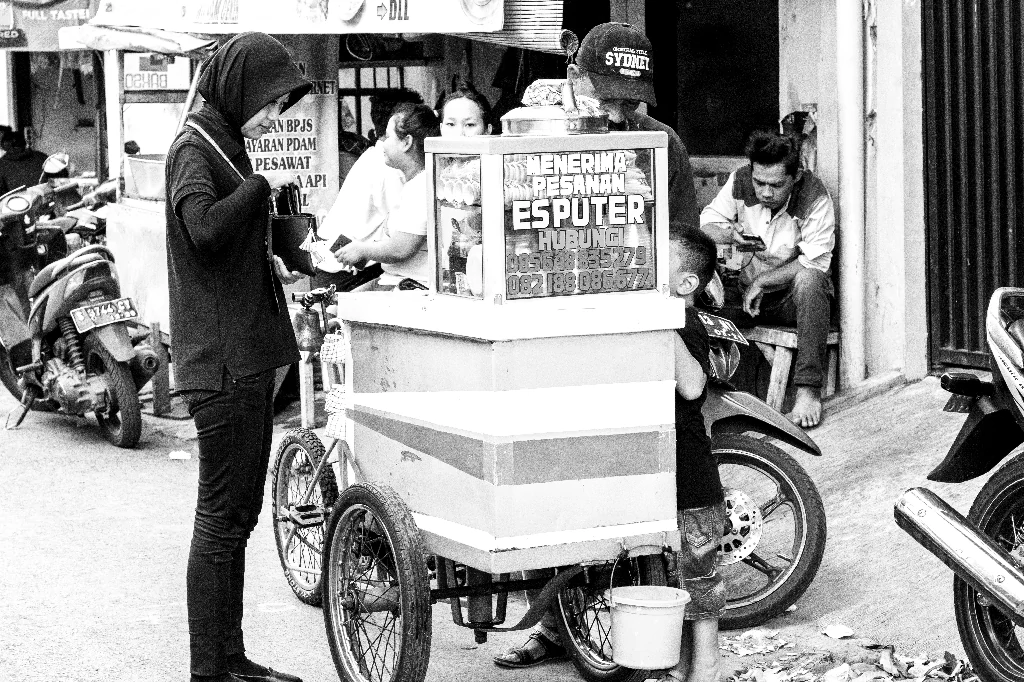 Lắp đặt thiết bị máy pha cà phê trên quầy xe