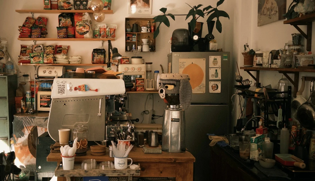 Thao tác nén tamper chuẩn bị chiết xuất cà phê Espresso trên máy BAA