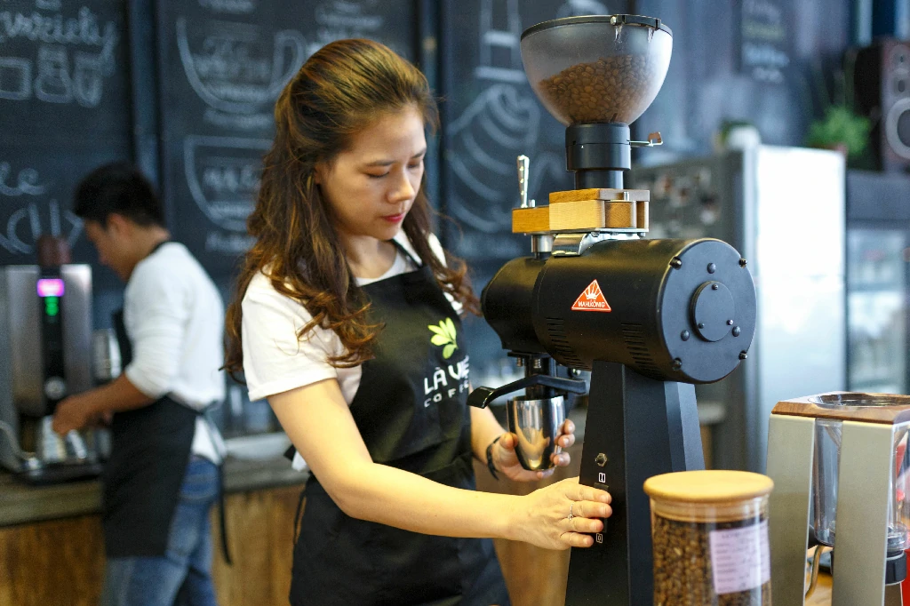 Bố trí máy pha cà phê 2 group công suất lớn tại quầy nhà hàng