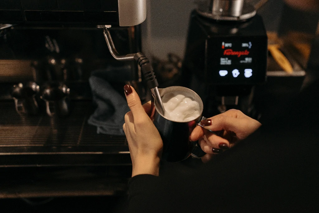 Nén tamper pha cà phê espresso bằng máy Gemilai