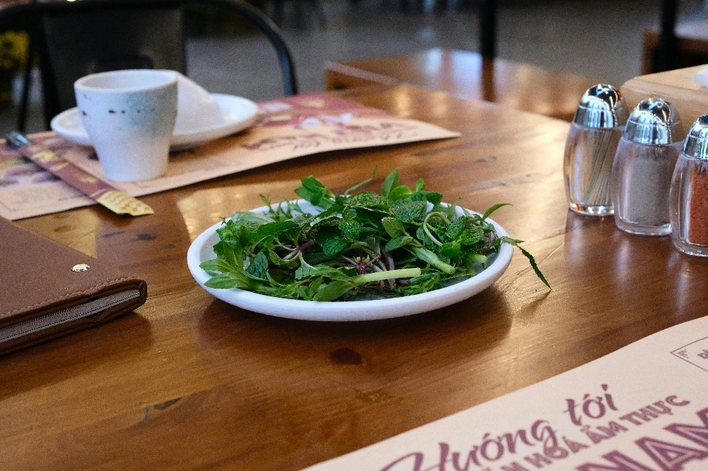 Thao tác phối trộn cà phê ngon bằng cân tiểu ly